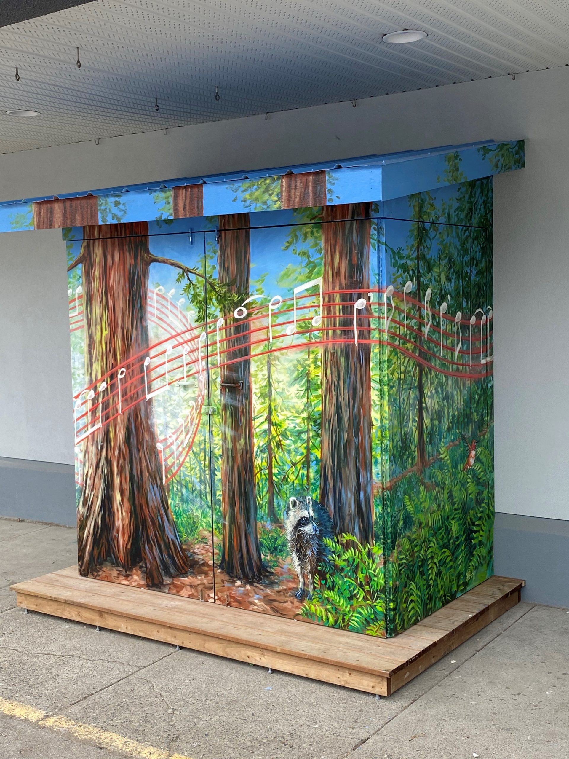 The exterior of the enclosure is a lush forest scene.