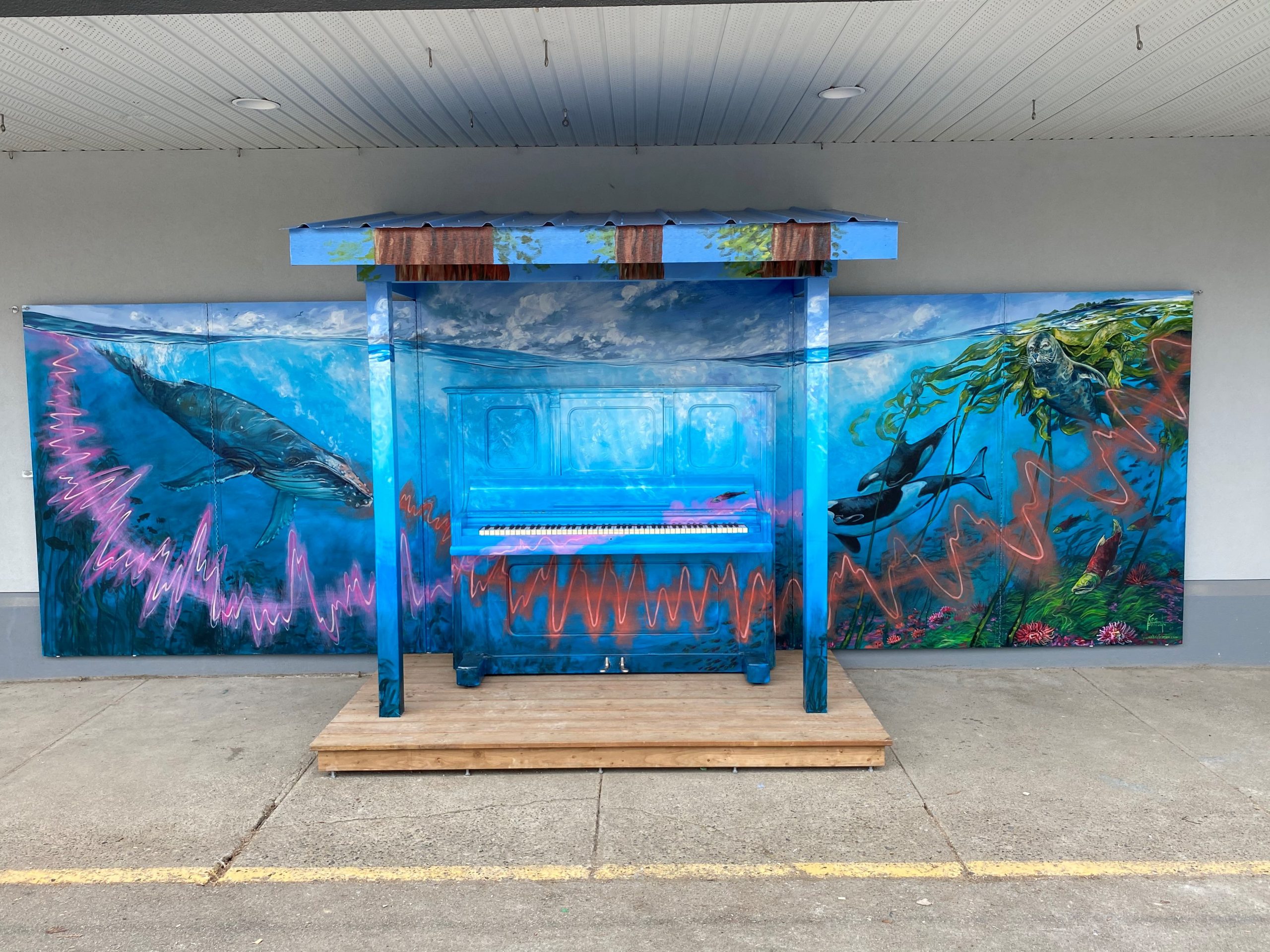 Opening the enclosure reveals the panoramic underwater ocean scene and the public street piano.